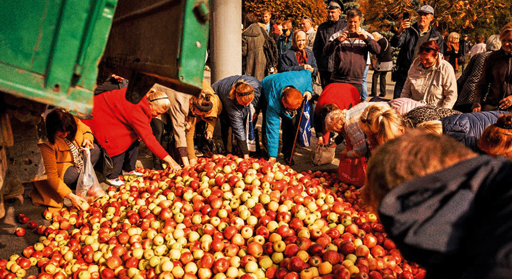 В Кишиневе перед зданием Минсельхоза выгрузили более тонны яблок